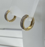 BRINCO ARGOLA CONFECCIONADO EM AMARELO 18K, COM DETALHE EM OURO BRANCO 18K, COM 40 DIAMANTES DE 1 PONTO CADA, TOTAL: 0,40Ct, PESO: 3,3g, TAMANHO: 15mm,  VALOR DE MERCADO: R$ 5.500,00