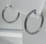 BRINCO ARGOLA CONFECCIONADO EM OURO BRANCO 18K, COM 26 DIAMANTES DE 1 PONTO CADA, TOTAL: 0,26Ct, PESO: 3,3g, TAMANHO: 23mm,  VALOR DE MERCADO: R$ 6.500,00