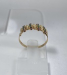 ANEL MEIA ALIANÇA CONFECCIONADO EM AMARELO 18K, COM 4 SAFIRAS, 4 ESMERALDAS E 4 RUBIS NATURAIS , PESO: 1,5g, TAMANHO:17,  VALOR DE MERCADO: R$ 1.200,00