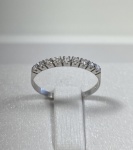ANEL MEIA ALIANÇA CONFECCIONADO EM BRANCO 18K, COM 9 DIAMANTES 1,5 PONTOS CADA TOTAL: 0,14Ct, PESO: 1,2g, TAMANHO: 15,  VALOR DE MERCADO: R$ 1.200,00