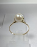 ANEL CONFECCIONADO EM AMARELO 18K, COM 1 PEROLA NATURA 7,5mm, PESO: 1,4g, TAMANHO: 19,  VALOR DE MERCADO: R$ 1.500,00