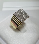ANEL QUADRADO CONFECCIONADO EM OURO AMARELO COM DETALHE EM OURO BRANCO 18K, COM 60 DIAMANTES DE 2 PONTOS CADA, TOTAL 1,20Ct, PESO: 11,4g, TAMANHO DP ANEL: 19.  VALOR DE MERCADO: R$ 18.150,00