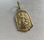 PINGENTE ANJO DA GUARDA CONFECCIONADO EM OURO AMARELO 18K, PESO: 1,8g, TAMANHO: 12X21mm,  VALOR DE MERCADO: R$ 1.400,00