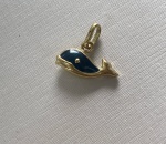 PINGENTE BALEIA CONFECCIONADO EM OURO AMARELO 18K, ESMALTADO, PESO: 0,8g, TAMANHO: 15mm,  VALOR DE MERCADO: 770,00