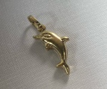 PINGENTE GOLFINHO CONFECCIONADO EM OURO AMARELO 18K, PESO: 0,9g, TAMANHO: 19mm,  VALOR DE MERCADO: R$ 990,00