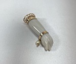 PINGENTE FIGA CONFECCIONADO EM ÁGATA  BRANCA COM DETALHE EM OURO AMARELO 18K, COM 1 PEROLA NATURAL, PESO: 6,7g, TAMANHO: 10X40mm,  VALOR DE MERCADO: R$  2.200,00