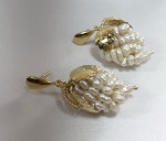 BRINCO PENDURADO CACHO UVA CONFECCIONADA EM PEROLAS NATURAIS BARROCAS, COM DETALHE EM OURO AMARELO 18K,, PESO: 8,7g, VALOR DE MERCADO: R$  3.500,00