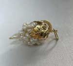 PINGENTE CACHO UVA CONFECCIONADA EM PEROLAS NATURAIS BARROCAS, COM DETALHE EM OURO AMARELO 18K,, PESO: 3,3g, VALOR DE MERCADO: R$  2.500,00