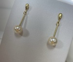 BRINCO PENDURADO CONFECCIONADA EM OURO AMARELO 18K, COM 2 PEROLAS JAPONESAS NATURAIS 7,6mm,  PESO: 2,8g, VALOR DE MERCADO: R$  2.750,00