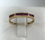 MEIA ALIANÇA CONFECCIONADA EM OURO AMARELO 18K, COM 8 RUBIS NATURAIS, E 2 DIAMANTES, TAMANHO: 19, PESO: 1,5g, VALOR DE MERCADO: R$  1.980,00