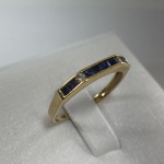 MEIA ALIANÇA CONFECCIONADA EM OURO AMARELO 18K, COM 8 SAFIRAS NATURAIS, E 2 DIAMANTES, TAMANHO: 18, PESO: 1,6g, VALOR DE MERCADO: R$  2.200,00