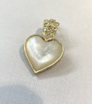 PINGENTE CORAÇÃO CONFECCIONADO EM OURO AMARELO 18K, COM 10 DIAMANTES DE 2 PONTOS CASA E 1 MADRI PEROLA NATURAL, PESO: 3,8g, TAMANHO: 28mm,  VALOR DE MERCADO: R$ 5.000,00