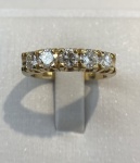 MEIA ALIANÇA CONFECCIONADA EM OURO 18K, COM 5 DIAMANTES APROX 22 PONTOS CADA VVS COR K TOTAL: 1,10Ct, PESO: 5,6g, TAMANHO DO ANEL 18. VALOR DE MERCADO: R$ 25.000,00