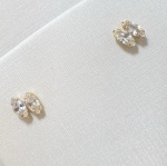 BRINCO CONFECCIONADA EM OURO 18K, COM ZIRCONIA NAVETE, TAMANHO: 6mm, PESO: 0,8g. VALOR DE MERCADO: R$ 600,00