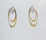 BRINCO  OVAL EM OURO AMARELO 18K, COM 8 DIAMANTES COM 1 PONTO COM DETALHE EM  OURO BRANCO PESO: 4,1g, VALOR DE MERCADO: R$ 3.200,00