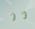 BRINCO ARGOLA  EM OURO AMARELO 18K, COM DETALHE EM OURO BRANCO, COM 2 ESMERALDAS NATURAIS 3X6mm, COM 20 PONTOS CADA E 4 DIAMANTES DE 0,08ct 2 PONTOS CADA,  PESO: 2,7g, TAMANHO: 14mm, VALOR DE MERCADO: R$ 2.500,00