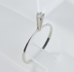 ANEL SOLITÁRIO EM OURO BRANCO 18K, COM 1 DIAMANTE DE 8 PONTOS, PESO: 0,9g, TAMANHO DO ANEL: 19, VALOR DE MERCADO: R$ 1.500,00