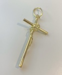 PINGENTE CRUCIFIXO CONFECCIONADA EM OURO AMARELO 18K, COM , PESO: 1,0g, TAMANHO: 34mm.  VALOR DE MERCADO: R$ 1.100,00