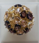 ANEL FLOR CONFECCIONADO EM OURO ROSE 18K, COM PEDRAS NATURAIS AMETISTAS, RUBELITAS, MORGANITAS, ÁGUA MARINHA E TURMALINA ROSA, PESO: 25,0g, NUMERO: 22, VALOR DE MERCADO: R$ 18.700,00.