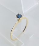 ANEL SOLITÁRIO EM OURO AMARELO 18K, COM 1 SAFIRA NATURAL 30 PONTOS,PESO: 1,0g, NUMERO: 21, VALOR DE MERCADO: R$ 1.800,00.