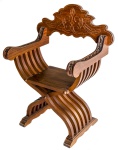MOBILIÁRIO - Elegante Cadeira Savonarola em madeira nobre. Med. 93x72x47 cm.
