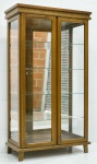 MOBILIÁRIO - Vitrine em madeira nobre com laterais, porta e prateleiras em vidro. Med. 180x101x46 cm.