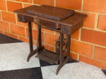 DIVERSOS - Antiga máquina de costura SINGER com gabinete em madeira e pés em fer forge. Med. 80x87x41 cm fechada. Decorativa. Não testada.