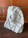 ESCULTURA - Escultura em cimento representanto máscara mortuária Rei Tutankamon. Med. 34x37x22 cm.