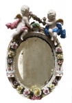PORCELANA ALEMÃ MEISSEN - Antigo e raro espelho do século XIX em Porcelana Alemã Meissen no estilo Rococó Querubim Floral incrustada policromada - RICO TRABALHO DE ESCULTURAS DE ANJOS E FLORES - Med. 29x20 cm.