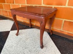 MOBILIÁRIO - Antiga mesa de apoio ou lateral Chipandelle em madeira nobre, pintada em tom vinho. Med. 52x61x47 cm. Marcas do tempo e de uso.