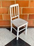 MOBILIÁRIO - Estrutura de cadeira em madeira nobre, pintada de branco. Med. 88x37x37 cm. Marcas do tempo.