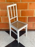 MOBILIÁRIO - Cadeira em madeira nobre, pintada de branco, assento em palhinha. Med. 94x40x37 cm. Marcas do tempo.