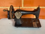 DIVERSOS - Antiga máquina de costura Singer, decorativa. Med. 25x41x18 cm. Não testada e sem garantia.