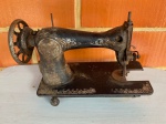 DIVERSOS - Antiga máquina de costura Singer, decorativa. Med. 26x46x17 cm. Não testada e sem garantia.