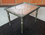 MOBILIÁRIO - Pequena mesa de apoio lateral em metal dourado com tampo espelhado. Med. 36x47x37 cm.