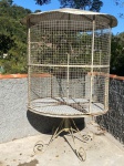 DIVERSOS - Grande e antigo viveiro externo para aves. Med. 260x170 cm.