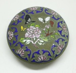 CLOISSONE - Porta Jóias redonda, ricamente esmaltado, policromado com motivos florais. Med. 4x10 cm.
