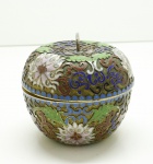 CLOISSONE - Porta Jóias em formato de mação, ricamente esmaltado, policromado com motivos florais. Med. 9x9 cm.