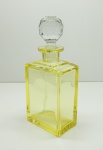 CRISTAL - Licoreira ao gosto MOSER em bloco de cristal em tom amarelo e tampa lapidada incolor. Alt. 26 cm. Bicados e lascado.