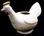 CERÂMICA - Bela galinha porta ovos em cerâmica, pintada a mão. Med. 27x35 cm.