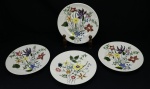 FAIANÇA - Conjunto de 4 pratos fundos e 4 pratos rasos, pintados com motivos florais policromados. Dia. 25 cm.