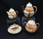 PORCELANA ORIENTAL - Conjunto de jogo de chá em fina porcelana oriental, policromada, decorado com Gueixas, montanhas e flores. Composta de: Bule, leiteira, porta gengibre e açucareiro. Med. maior 17 cm e menor 9 cm.