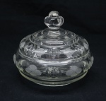DEMI CRISTAL - Bombonier em demi cristal lapidado com tampa bicada. Med. 13x15 cm.