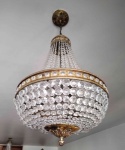 LUSTRE - Belíssimo lustre estilo IMPÉRIO em bronze e cristais. Med. 83 X 40 cm.