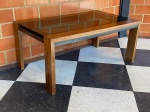 MOBILIÁRIO - Mesa de jantar em madeira nobre com tampo de vidro. Med. 75x170x101 cm.