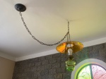 LUSTRE - Delicado lustre pendente, estilo lampião com bojo em demi cristal verde e metal dourado. Med. 52x35 cm e corrente 180 cm.