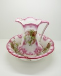 PORCELANA - Gomil (Jarro/Bacia) - Inglês - Fina porcelana Esmaltada e Vitrificada na Cor Branca. Decoração Floral em Viva Policromia. Borda Trabalhada em Movimentos e Barrado Rosado. Med. 34 cm e 12x44 cm.