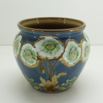 PORCELANA - EICHWALD (1900 / 1910 ) - Cachepot art nouveau em cerâmica tcheca ricamente policromada, decorada com flores em relevo, desenho característico do estilo, marcada, numerada na base. Med. 17x18 cm. Bicado na borda.