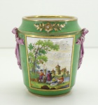 PORCELANA SÉVRES - Antiguissímo cachepot em porcelana francesa Sevrés, policromada e ao centro decorado com pintura de figura de pálacio, alças em relevo em formato de laço, detalhes em dourado - Med. 12x13 cm.