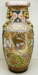 PORCELANA - Antigo e grande vaso floreira em porcelana oriental SATSUMA, pintado a mão.  Med. 62 cm.